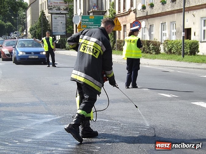 Zdjęcie w galerii na portalu naszraciborz.pl: Wyciek oleju z TIR-a na Kozielskiej. Ruch w centrum Raciborza sparaliżowany!  wiadomości z regionu