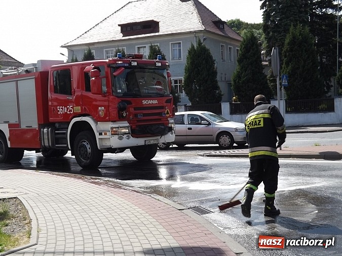 Zdjęcie w galerii na portalu naszraciborz.pl: Wyciek oleju z TIR-a na Kozielskiej. Ruch w centrum Raciborza sparaliżowany!  wiadomości z regionu