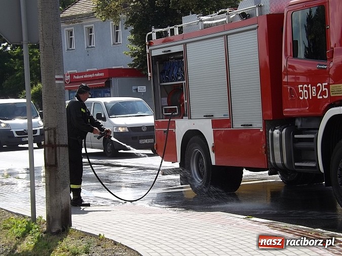 Zdjęcie w galerii na portalu naszraciborz.pl: Wyciek oleju z TIR-a na Kozielskiej. Ruch w centrum Raciborza sparaliżowany!  wiadomości z regionu