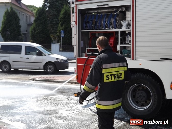 Zdjęcie w galerii na portalu naszraciborz.pl: Wyciek oleju z TIR-a na Kozielskiej. Ruch w centrum Raciborza sparaliżowany!  wiadomości z regionu