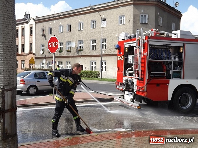 Zdjęcie w galerii na portalu naszraciborz.pl: Wyciek oleju z TIR-a na Kozielskiej. Ruch w centrum Raciborza sparaliżowany!  wiadomości z regionu