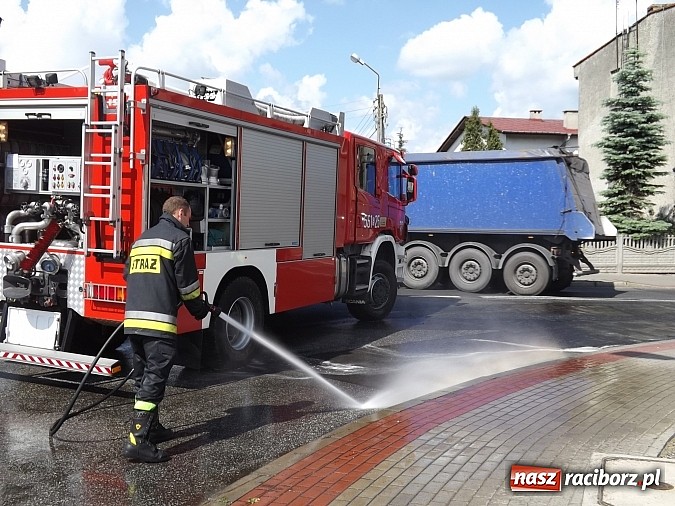 Zdjęcie w galerii na portalu naszraciborz.pl: Wyciek oleju z TIR-a na Kozielskiej. Ruch w centrum Raciborza sparaliżowany!  wiadomości z regionu