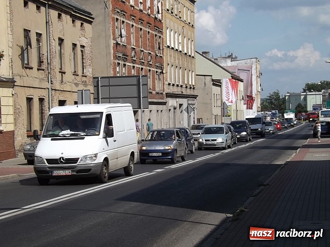 Zdjęcie w galerii na portalu naszraciborz.pl: Wyciek oleju z TIR-a na Kozielskiej. Ruch w centrum Raciborza sparaliżowany!  wiadomości z regionu
