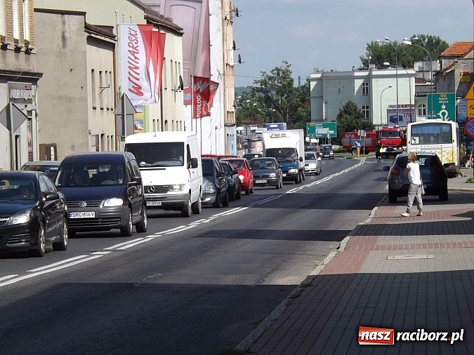 Zdjęcie w galerii na portalu naszraciborz.pl: Wyciek oleju z TIR-a na Kozielskiej. Ruch w centrum Raciborza sparaliżowany!  wiadomości z regionu