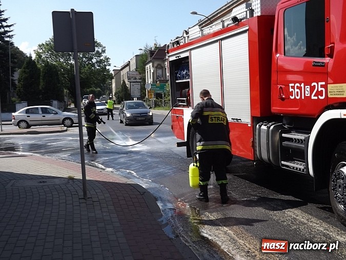 Zdjęcie w galerii na portalu naszraciborz.pl: Wyciek oleju z TIR-a na Kozielskiej. Ruch w centrum Raciborza sparaliżowany!  wiadomości z regionu