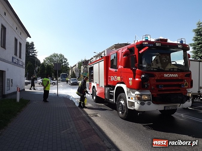 Zdjęcie w galerii na portalu naszraciborz.pl: Wyciek oleju z TIR-a na Kozielskiej. Ruch w centrum Raciborza sparaliżowany!  wiadomości z regionu