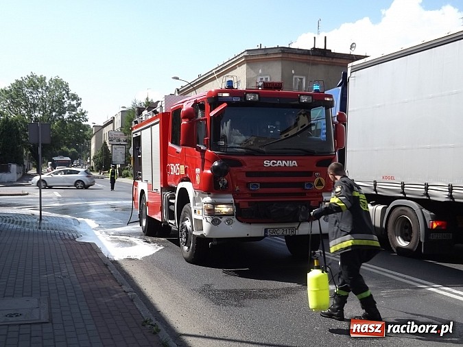 Zdjęcie w galerii na portalu naszraciborz.pl: Wyciek oleju z TIR-a na Kozielskiej. Ruch w centrum Raciborza sparaliżowany!  wiadomości z regionu