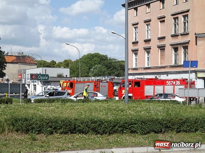 Zdjęcie w galerii na portalu naszraciborz.pl: Wyciek oleju z TIR-a na Kozielskiej. Ruch w centrum Raciborza sparaliżowany!  wiadomości z regionu