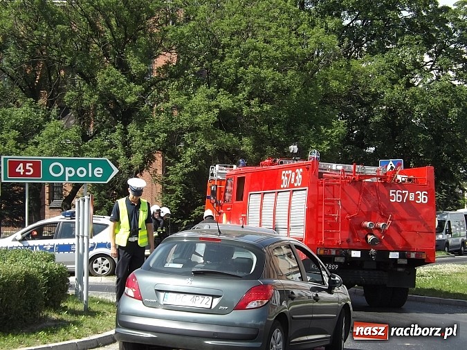 Zdjęcie w galerii na portalu naszraciborz.pl: Wyciek oleju z TIR-a na Kozielskiej. Ruch w centrum Raciborza sparaliżowany!  wiadomości z regionu