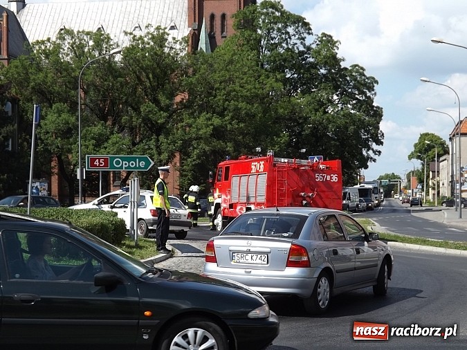 Zdjęcie w galerii na portalu naszraciborz.pl: Wyciek oleju z TIR-a na Kozielskiej. Ruch w centrum Raciborza sparaliżowany!  wiadomości z regionu