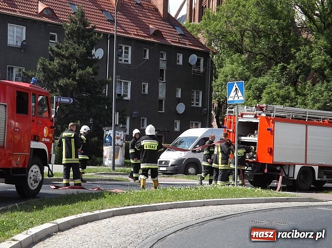 Zdjęcie w galerii na portalu naszraciborz.pl: Wyciek oleju z TIR-a na Kozielskiej. Ruch w centrum Raciborza sparaliżowany!  wiadomości z regionu