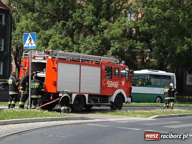 Zdjęcie w galerii na portalu naszraciborz.pl: Wyciek oleju z TIR-a na Kozielskiej. Ruch w centrum Raciborza sparaliżowany!  wiadomości z regionu
