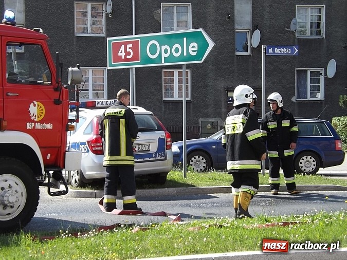 Zdjęcie w galerii na portalu naszraciborz.pl: Wyciek oleju z TIR-a na Kozielskiej. Ruch w centrum Raciborza sparaliżowany!  wiadomości z regionu