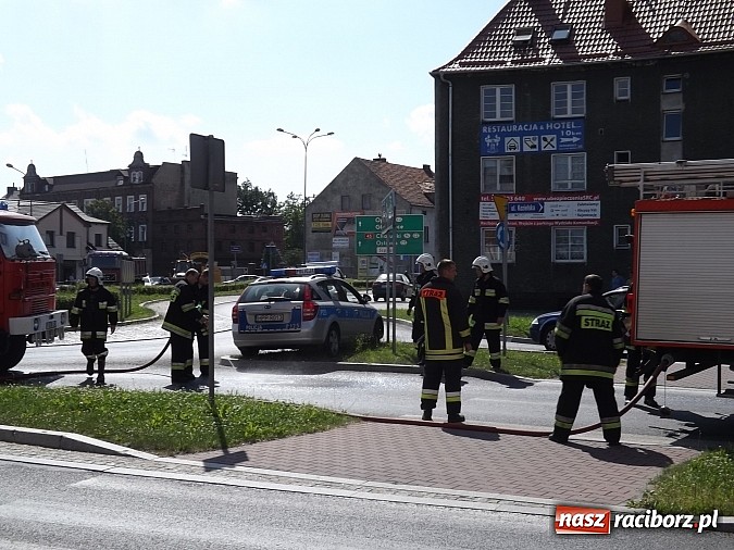 Zdjęcie w galerii na portalu naszraciborz.pl: Wyciek oleju z TIR-a na Kozielskiej. Ruch w centrum Raciborza sparaliżowany!  wiadomości z regionu