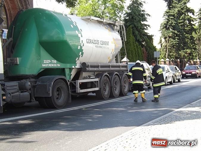 Zdjęcie w galerii na portalu naszraciborz.pl: Wyciek oleju z TIR-a na Kozielskiej. Ruch w centrum Raciborza sparaliżowany!  wiadomości z regionu