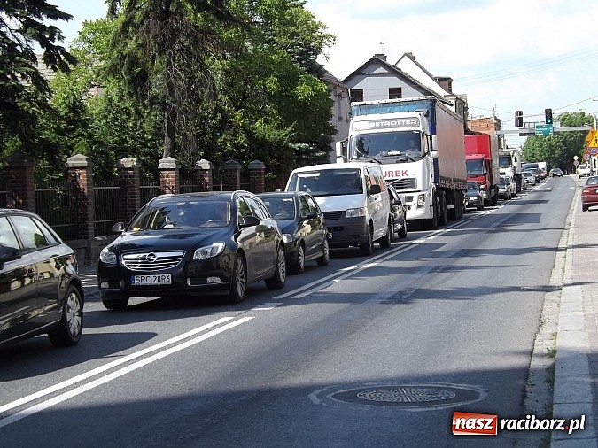 Zdjęcie w galerii na portalu naszraciborz.pl: Wyciek oleju z TIR-a na Kozielskiej. Ruch w centrum Raciborza sparaliżowany!  wiadomości z regionu