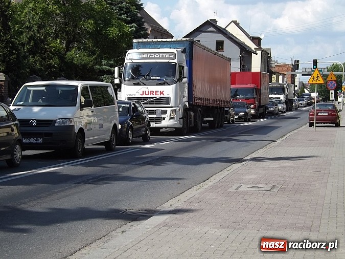 Zdjęcie w galerii na portalu naszraciborz.pl: Wyciek oleju z TIR-a na Kozielskiej. Ruch w centrum Raciborza sparaliżowany!  wiadomości z regionu