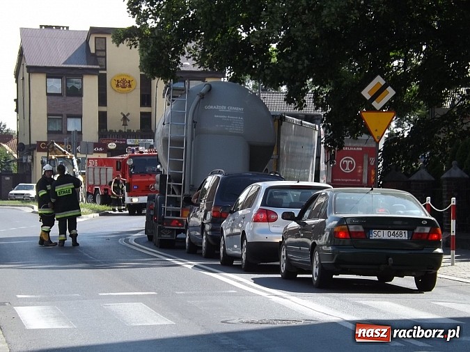 Zdjęcie w galerii na portalu naszraciborz.pl: Wyciek oleju z TIR-a na Kozielskiej. Ruch w centrum Raciborza sparaliżowany!  wiadomości z regionu