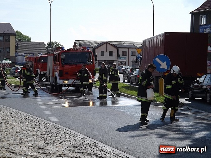 Zdjęcie w galerii na portalu naszraciborz.pl: Wyciek oleju z TIR-a na Kozielskiej. Ruch w centrum Raciborza sparaliżowany!  wiadomości z regionu