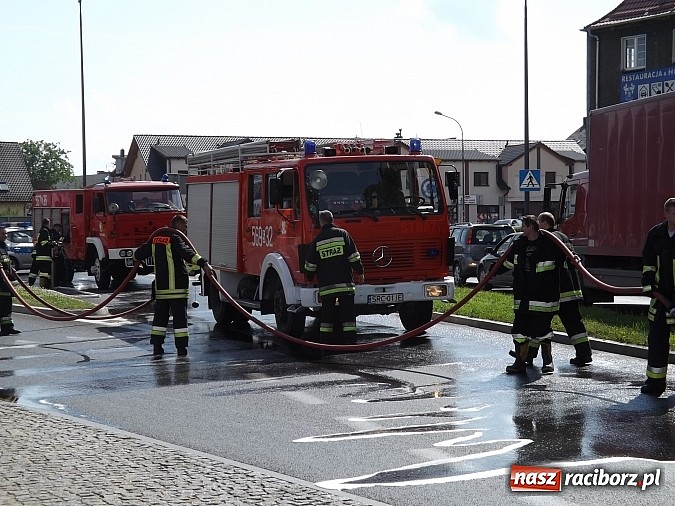 Zdjęcie w galerii na portalu naszraciborz.pl: Wyciek oleju z TIR-a na Kozielskiej. Ruch w centrum Raciborza sparaliżowany!  wiadomości z regionu