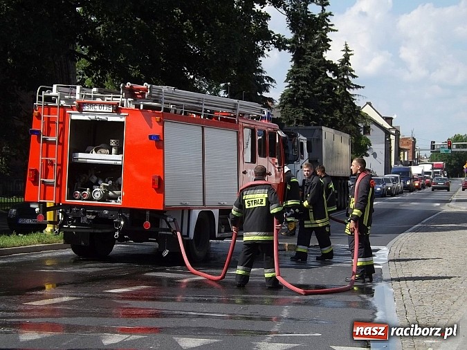Zdjęcie w galerii na portalu naszraciborz.pl: Wyciek oleju z TIR-a na Kozielskiej. Ruch w centrum Raciborza sparaliżowany!  wiadomości z regionu