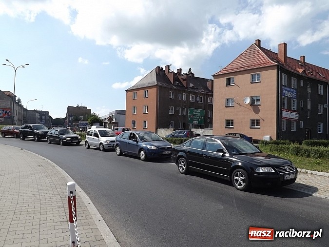 Zdjęcie w galerii na portalu naszraciborz.pl: Wyciek oleju z TIR-a na Kozielskiej. Ruch w centrum Raciborza sparaliżowany!  wiadomości z regionu