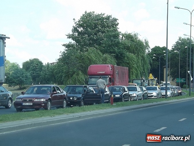 Zdjęcie w galerii na portalu naszraciborz.pl: Wyciek oleju z TIR-a na Kozielskiej. Ruch w centrum Raciborza sparaliżowany!  wiadomości z regionu