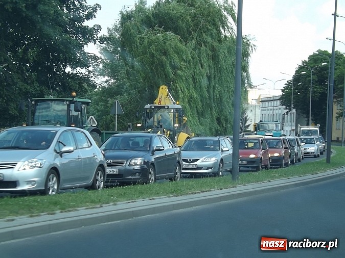 Zdjęcie w galerii na portalu naszraciborz.pl: Wyciek oleju z TIR-a na Kozielskiej. Ruch w centrum Raciborza sparaliżowany!  wiadomości z regionu