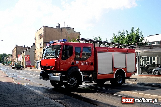 Zdjęcie w galerii na portalu naszraciborz.pl: Wyciek oleju z TIR-a na Kozielskiej. Ruch w centrum Raciborza sparaliżowany!  wiadomości z regionu