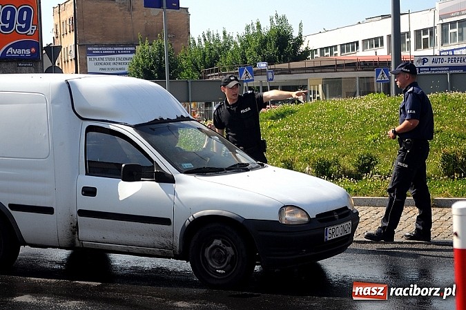 Zdjęcie w galerii na portalu naszraciborz.pl: Wyciek oleju z TIR-a na Kozielskiej. Ruch w centrum Raciborza sparaliżowany!  wiadomości z regionu