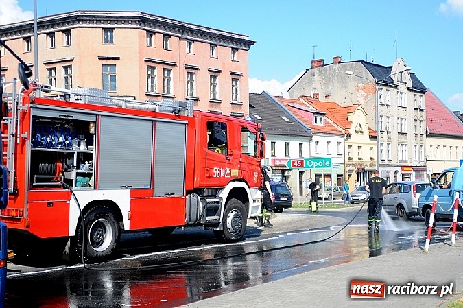 Zdjęcie w galerii na portalu naszraciborz.pl: Wyciek oleju z TIR-a na Kozielskiej. Ruch w centrum Raciborza sparaliżowany!  wiadomości z regionu