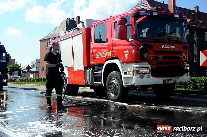 Zdjęcie w galerii na portalu naszraciborz.pl: Wyciek oleju z TIR-a na Kozielskiej. Ruch w centrum Raciborza sparaliżowany!  wiadomości z regionu