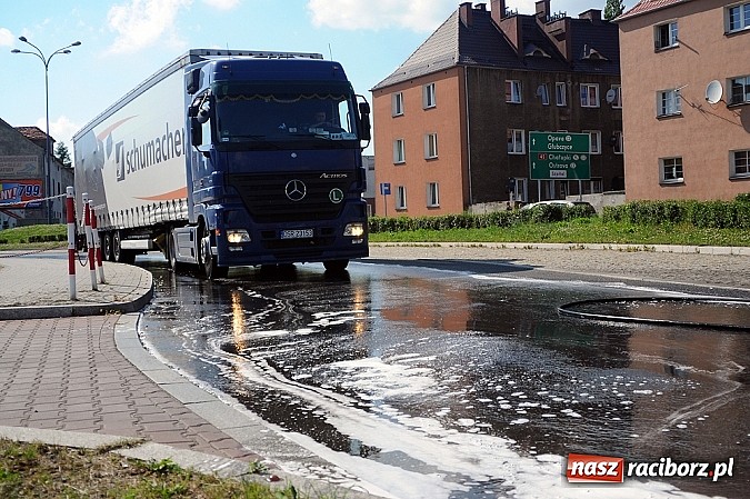 Zdjęcie w galerii na portalu naszraciborz.pl: Wyciek oleju z TIR-a na Kozielskiej. Ruch w centrum Raciborza sparaliżowany!  wiadomości z regionu