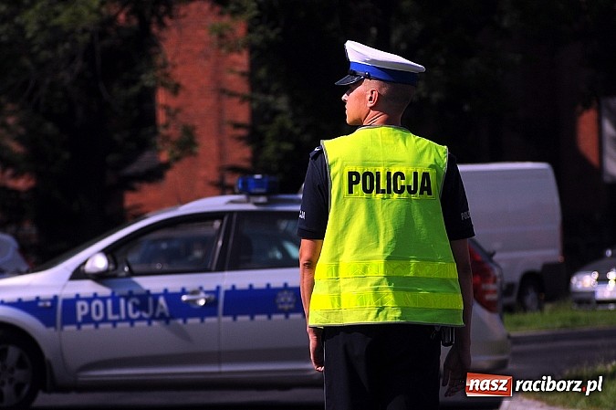 Zdjęcie w galerii na portalu naszraciborz.pl: Wyciek oleju z TIR-a na Kozielskiej. Ruch w centrum Raciborza sparaliżowany!  wiadomości z regionu