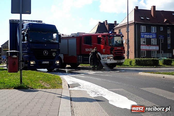 Zdjęcie w galerii na portalu naszraciborz.pl: Wyciek oleju z TIR-a na Kozielskiej. Ruch w centrum Raciborza sparaliżowany!  wiadomości z regionu