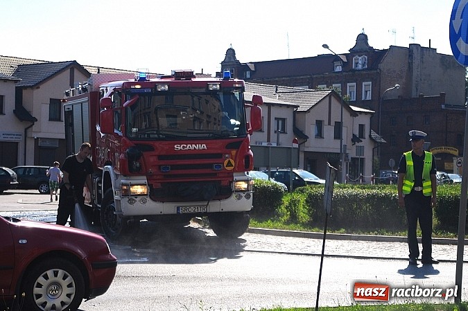 Zdjęcie w galerii na portalu naszraciborz.pl: Wyciek oleju z TIR-a na Kozielskiej. Ruch w centrum Raciborza sparaliżowany!  wiadomości z regionu