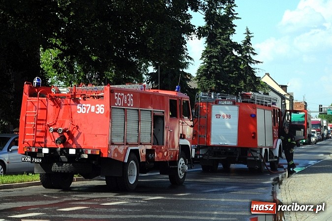 Zdjęcie w galerii na portalu naszraciborz.pl: Wyciek oleju z TIR-a na Kozielskiej. Ruch w centrum Raciborza sparaliżowany!  wiadomości z regionu