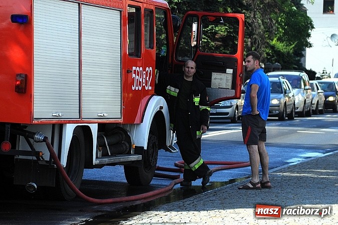 Zdjęcie w galerii na portalu naszraciborz.pl: Wyciek oleju z TIR-a na Kozielskiej. Ruch w centrum Raciborza sparaliżowany!  wiadomości z regionu