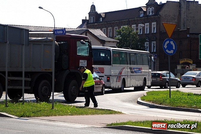 Zdjęcie w galerii na portalu naszraciborz.pl: Wyciek oleju z TIR-a na Kozielskiej. Ruch w centrum Raciborza sparaliżowany!  wiadomości z regionu