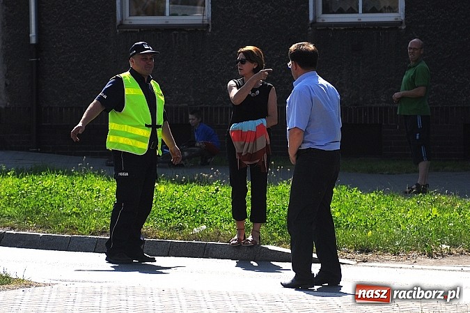 Zdjęcie w galerii na portalu naszraciborz.pl: Wyciek oleju z TIR-a na Kozielskiej. Ruch w centrum Raciborza sparaliżowany!  wiadomości z regionu