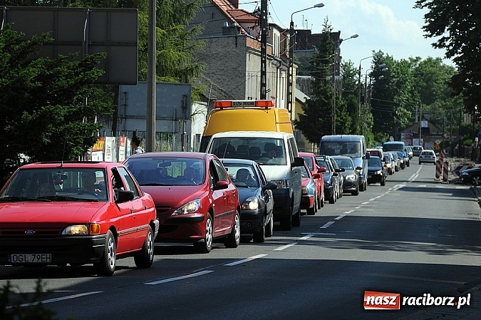 Zdjęcie w galerii na portalu naszraciborz.pl: Wyciek oleju z TIR-a na Kozielskiej. Ruch w centrum Raciborza sparaliżowany!  wiadomości z regionu