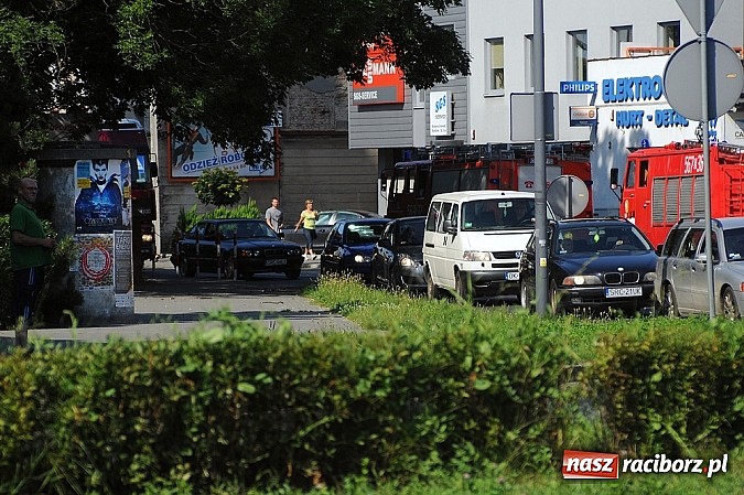 Zdjęcie w galerii na portalu naszraciborz.pl: Wyciek oleju z TIR-a na Kozielskiej. Ruch w centrum Raciborza sparaliżowany!  wiadomości z regionu