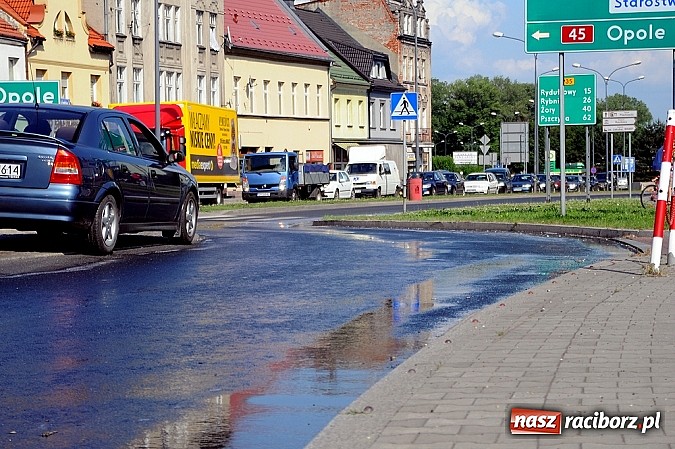 Zdjęcie w galerii na portalu naszraciborz.pl: Wyciek oleju z TIR-a na Kozielskiej. Ruch w centrum Raciborza sparaliżowany!  wiadomości z regionu