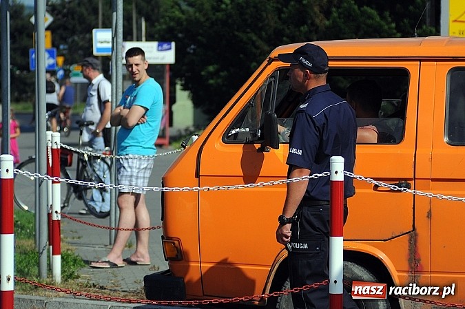 Zdjęcie w galerii na portalu naszraciborz.pl: Wyciek oleju z TIR-a na Kozielskiej. Ruch w centrum Raciborza sparaliżowany!  wiadomości z regionu