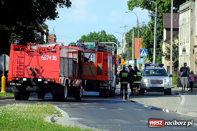 Zdjęcie w galerii na portalu naszraciborz.pl: Wyciek oleju z TIR-a na Kozielskiej. Ruch w centrum Raciborza sparaliżowany!  wiadomości z regionu