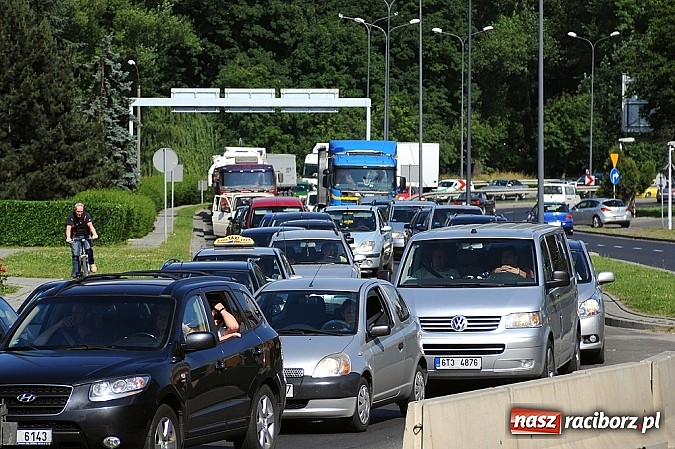 Zdjęcie w galerii na portalu naszraciborz.pl: Wyciek oleju z TIR-a na Kozielskiej. Ruch w centrum Raciborza sparaliżowany!  wiadomości z regionu