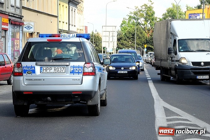 Zdjęcie w galerii na portalu naszraciborz.pl: Wyciek oleju z TIR-a na Kozielskiej. Ruch w centrum Raciborza sparaliżowany!  wiadomości z regionu