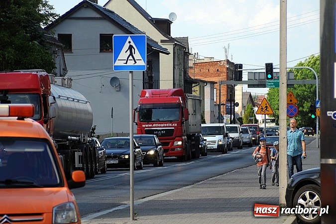 Zdjęcie w galerii na portalu naszraciborz.pl: Wyciek oleju z TIR-a na Kozielskiej. Ruch w centrum Raciborza sparaliżowany!  wiadomości z regionu