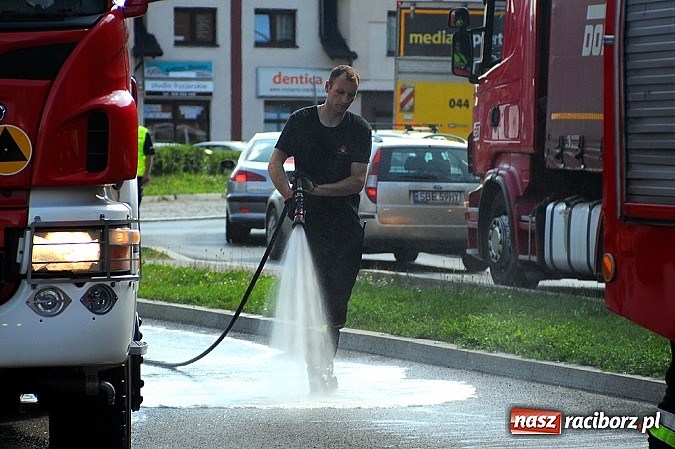 Zdjęcie w galerii na portalu naszraciborz.pl: Wyciek oleju z TIR-a na Kozielskiej. Ruch w centrum Raciborza sparaliżowany!  wiadomości z regionu