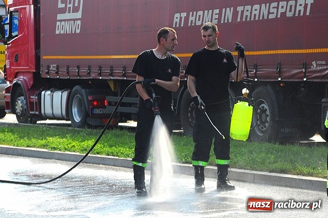 Zdjęcie w galerii na portalu naszraciborz.pl: Wyciek oleju z TIR-a na Kozielskiej. Ruch w centrum Raciborza sparaliżowany!  wiadomości z regionu
